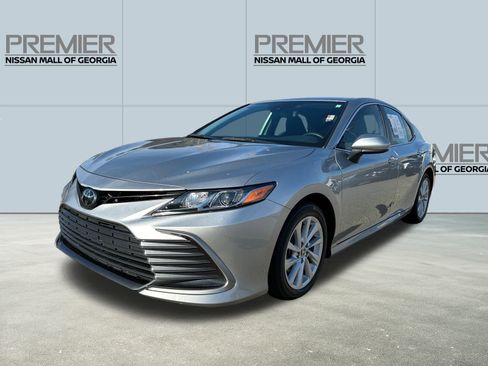 Used 2022 Toyota Camry LE image 1