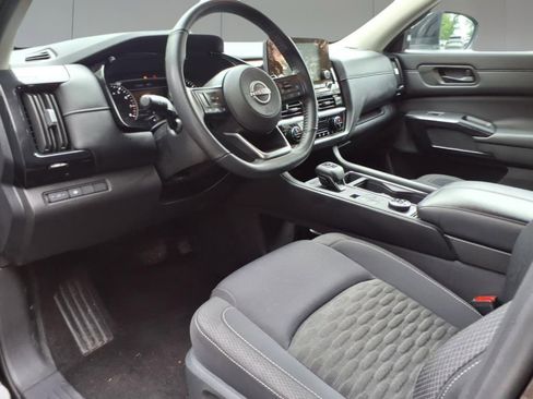 Used 2024 Nissan Pathfinder SV image 12