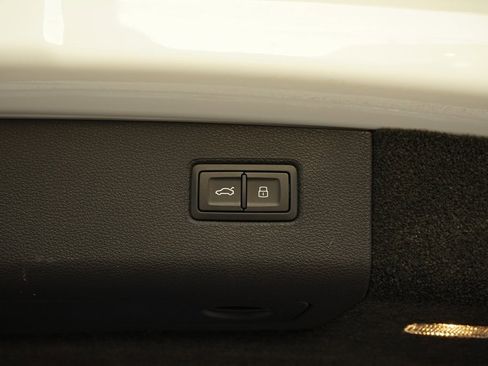 Used 2023 Bentley Bentayga Plug-In Hybrid image 34