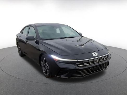 Used 2025 Hyundai Elantra SEL image 3