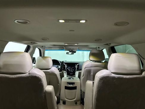 Used 2019 Cadillac Escalade Luxury AWD/4WD image 16