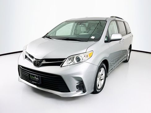 Used 2019 Toyota Sienna LE w/ Carpet Mat Package image 3