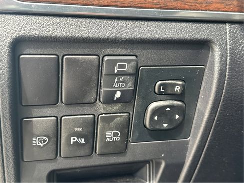 Used 2018 Toyota Land Cruiser image 36