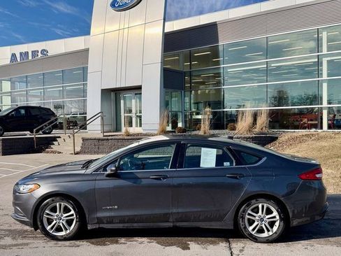 Used 2018 Ford Fusion SE image 2