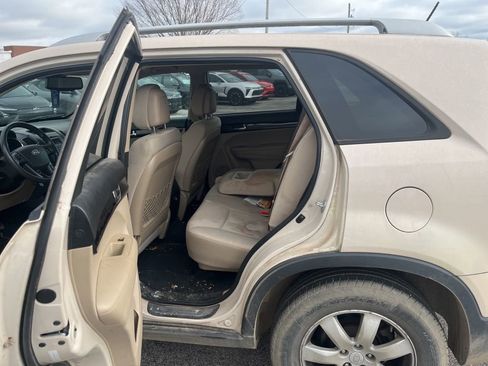 Used 2011 Kia Sorento LX w/ Convenience Pkg image 9
