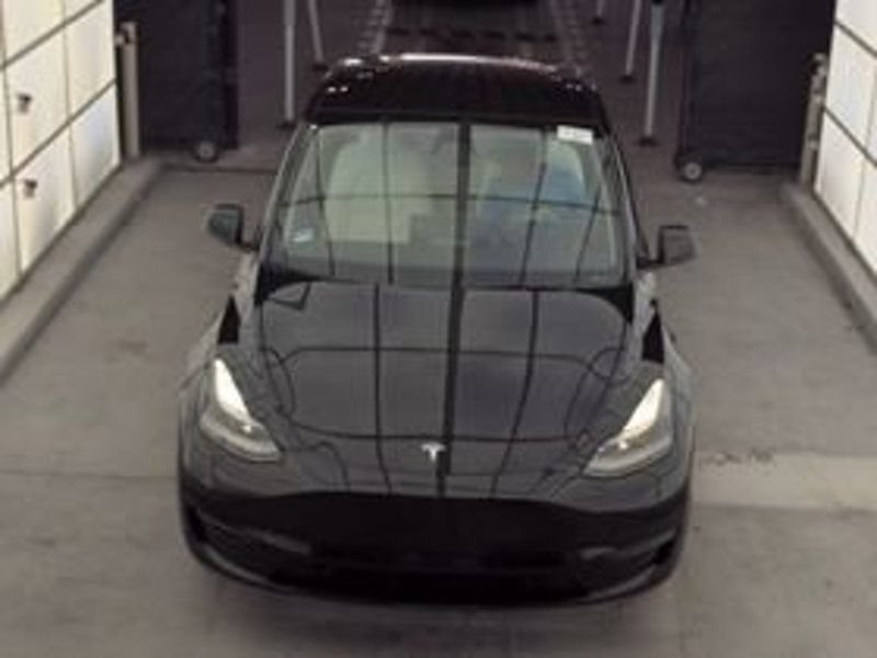 Used 2024 Tesla Model Y Long Range AWD/4WD image 3
