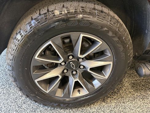 Used 2021 Chevrolet Tahoe Z71 w/ Luxury Package AWD/4WD image 25