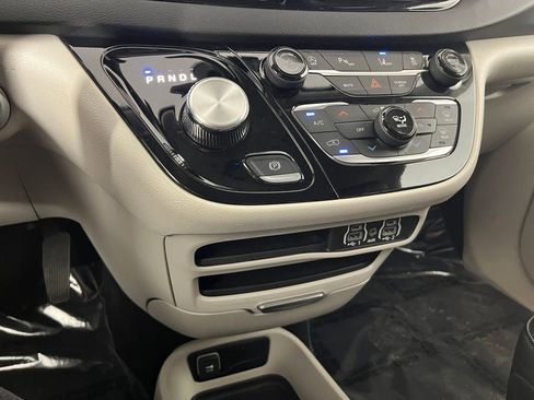 Used 2023 Chrysler Pacifica Touring-L FWD image 23
