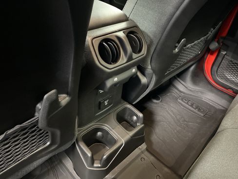 Used 2024 Jeep Gladiator Rubicon w/ Technology Group image 21