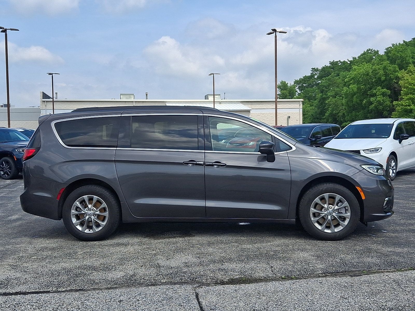 Certified 2022 Chrysler Pacifica Touring-L AWD/4WD image 13