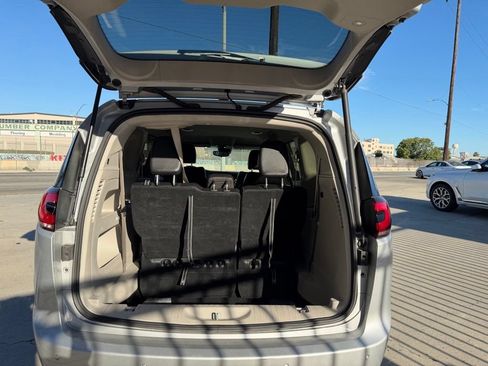 Used 2024 Chrysler Pacifica Touring-L FWD image 10