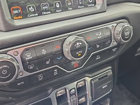 Used 2022 Jeep Wrangler Unlimited Sahara w/ Cold Weather Group AWD/4WD image 21