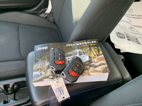 Used 2022 Jeep Wrangler Sport AWD/4WD image 9