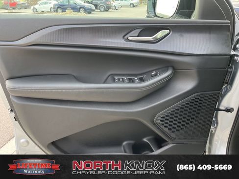 New 2025 Jeep Grand Cherokee L Altitude image 5