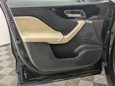 Used 2017 Jaguar F-PACE Premium image 12