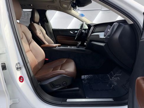 Used 2018 Volvo XC60 T6 Momentum w/ Convenience Package image 18