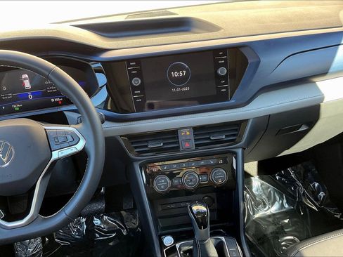 Certified 2024 Volkswagen Taos SE image 5