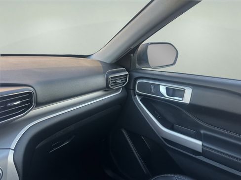 Used 2022 Ford Explorer XLT w/ Equipment Group 202A image 17