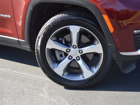 Certified 2023 Jeep Grand Cherokee L Limited w/ Luxury Tech Group II image 3