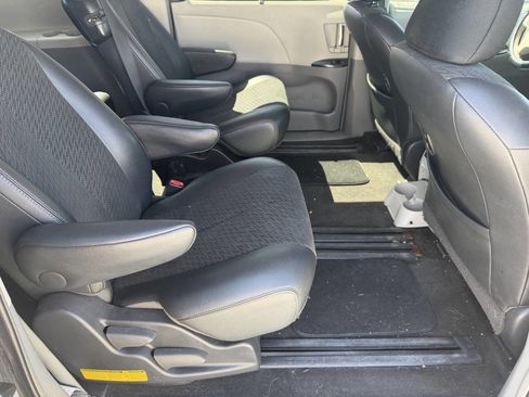 Used 2014 Toyota Sienna SE FWD image 19