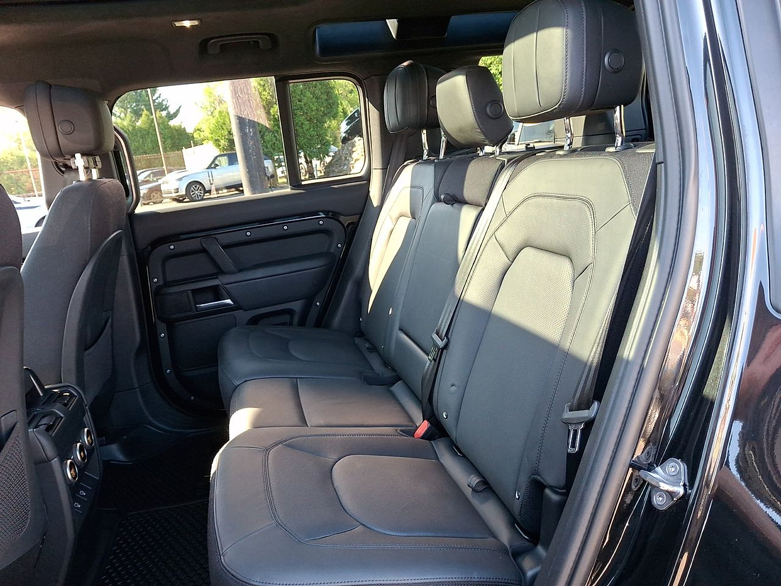 Certified 2025 Land Rover Defender 110 V8 AWD/4WD image 28