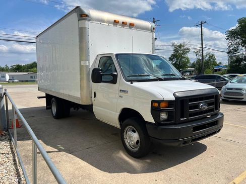 Used 2010 Ford E-350 and Econoline 350 Super Duty RWD image 3