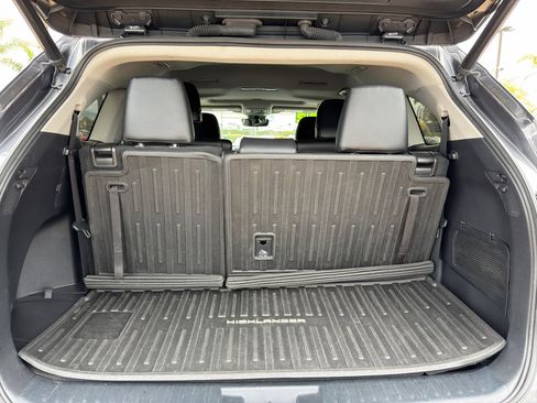 Used 2022 Toyota Highlander XLE AWD/4WD image 6
