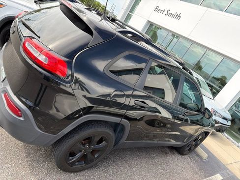 Used 2017 Jeep Cherokee Sport FWD image 3