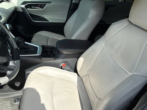 Used 2019 Toyota RAV4 XLE w/ Convenience Package FWD image 12