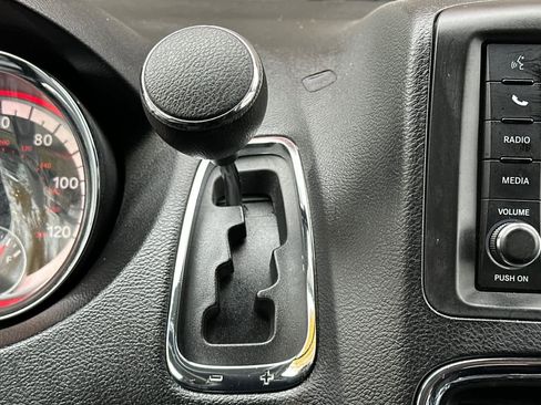 Used 2019 Dodge Grand Caravan SE w/ UConnect Hands-Free Group image 23