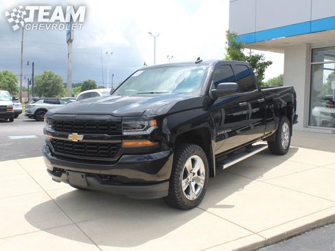 Used 2018 Chevrolet Silverado 1500 Custom w/ Custom Convenience Package AWD/4WD image 8
