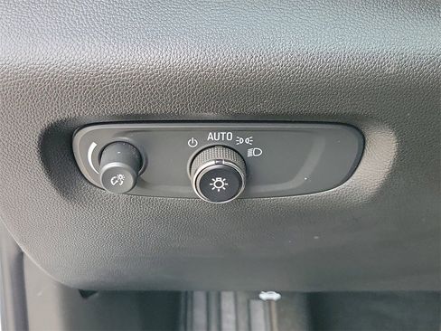 Used 2023 Chevrolet Traverse LT image 32