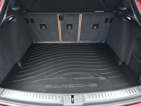 Certified 2025 Porsche Macan AWD/4WD image 28
