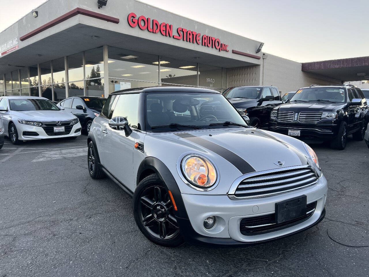 Used 2011 MINI Cooper Hardtop FWD image 2