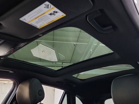 Used 2021 Mercedes-Benz GLC 300 4MATIC image 23