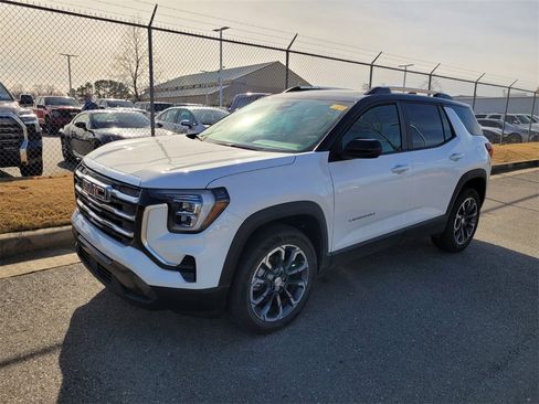 Used 2025 GMC Terrain Elevation w/ Elevation Premium Package image 3