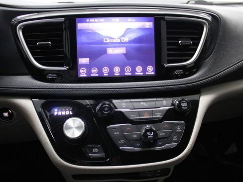 Used 2020 Chrysler Pacifica Limited FWD image 37