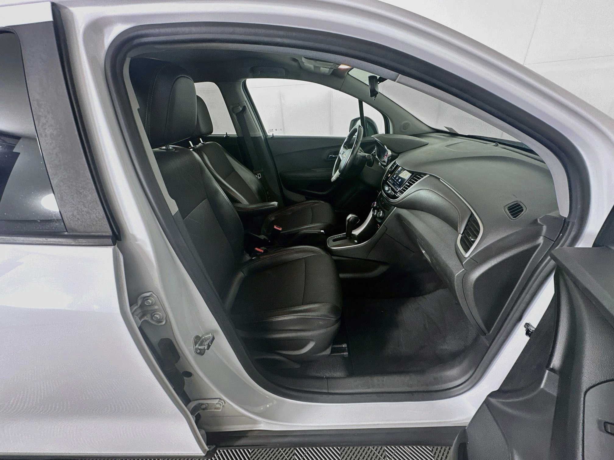 Used 2019 Chevrolet Trax LT w/ Redline Edition FWD image 28