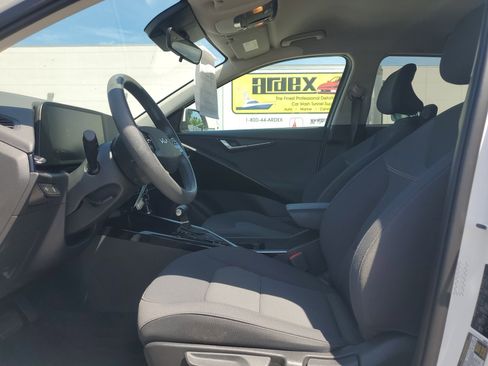 Used 2024 Kia Niro LX FWD image 22