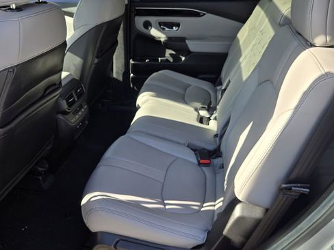 Used 2025 Honda Pilot Touring image 10