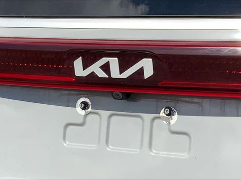 Used 2022 Kia Carnival EX FWD image 27