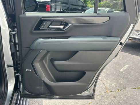 Used 2025 GMC Yukon AT4 AWD/4WD image 17