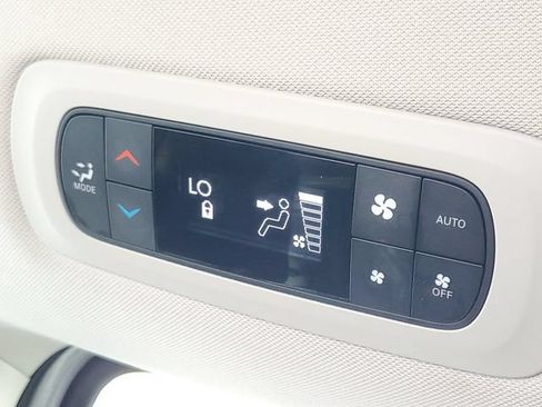 Used 2024 Chrysler Pacifica Touring-L FWD image 31