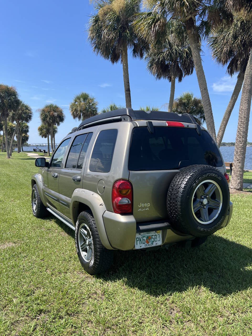 Used 2004 Jeep Liberty Renegade w/ Trailer Tow Group AWD/4WD image 4