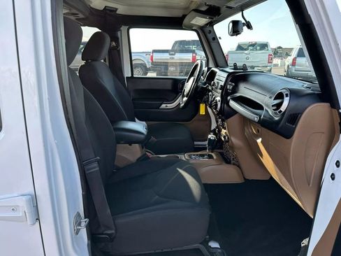 Used 2015 Jeep Wrangler Unlimited Rubicon w/ Max Tow Package image 13