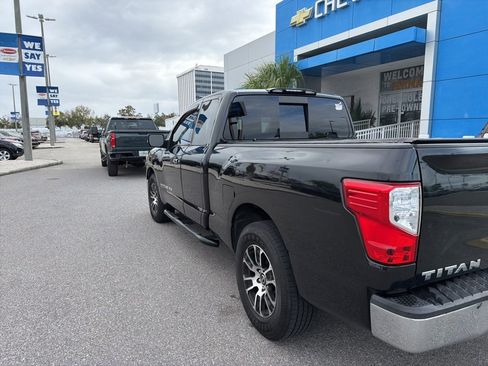 Used 2019 Nissan Titan SV image 10