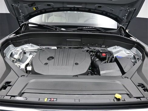 New 2025 Volvo XC90 B5 Plus w/ Protection Package Premier image 33