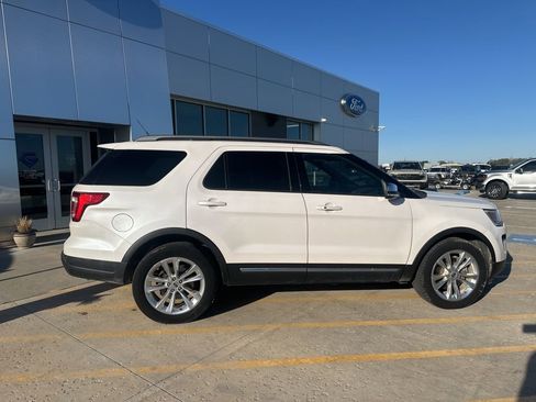 Used 2019 Ford Explorer XLT w/ Equipment Group 202A AWD/4WD image 8