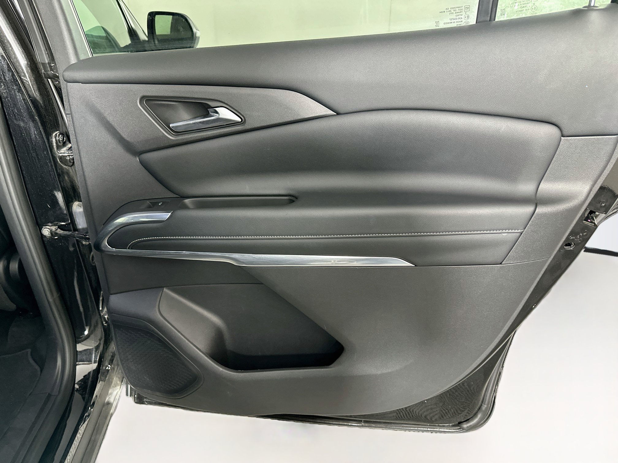 Used 2025 Chevrolet Traverse LT FWD image 32