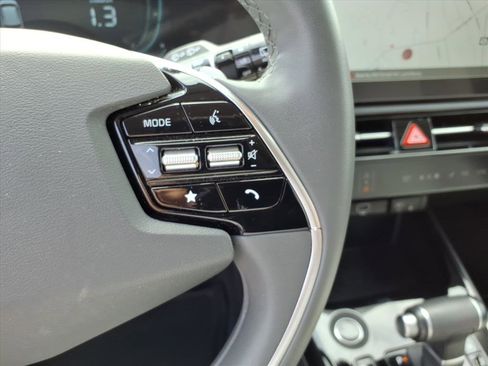 Used 2025 Kia Niro EX FWD image 21